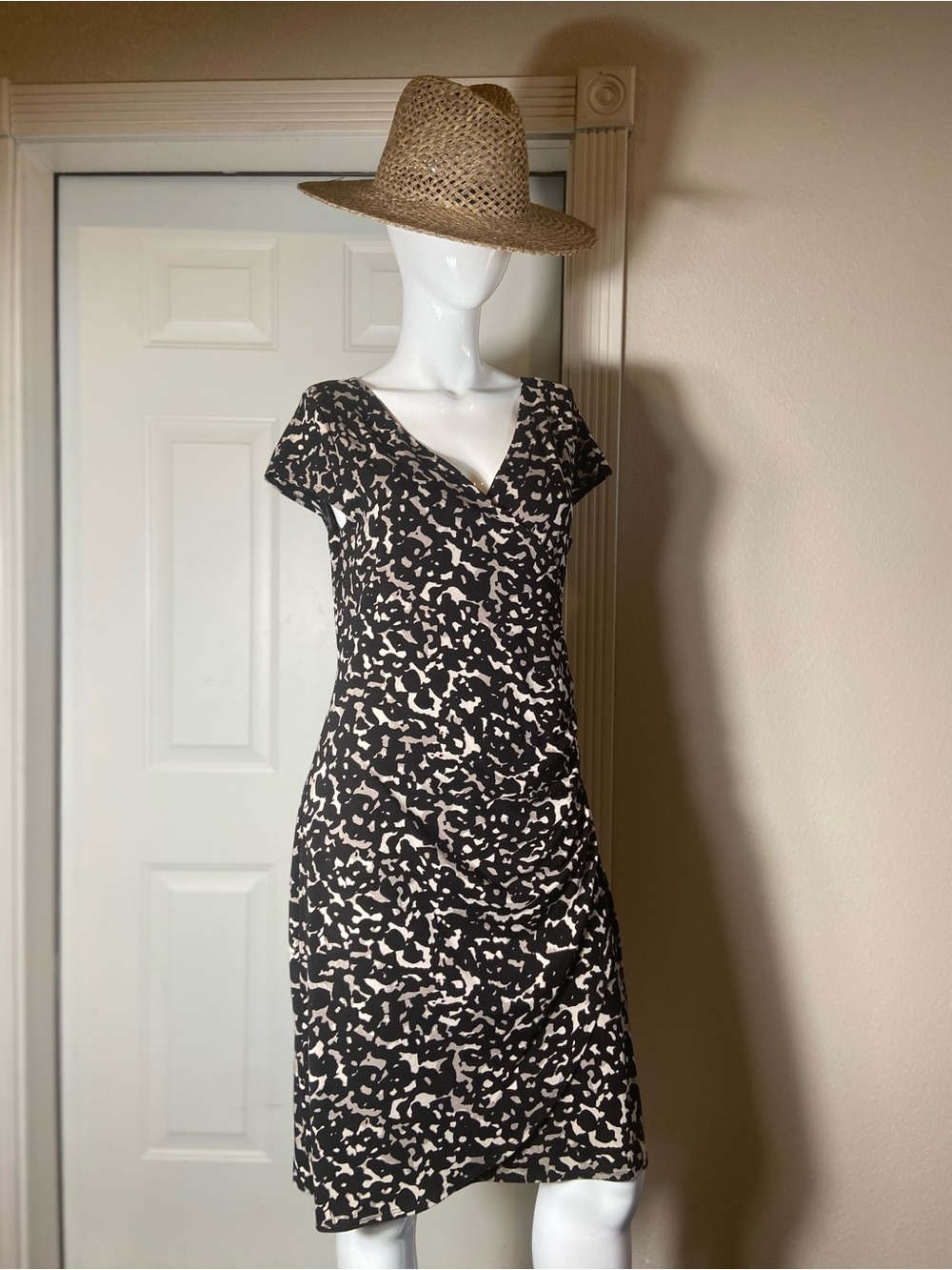 Ann Taylor~Neutral~Abstract Print~
V-Neck~Ruched~Sheath Dress~Cap Sleeve~Size M